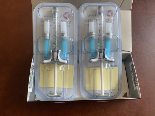 Les lèvres pèlent le remplisseur cutané remplissant Juvederm ultra 3 d'acide hyaluronique de femmes