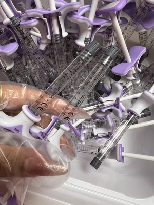 Remplisseur injectable d'acide hyaluronique lié par croix de Juvederm pour des soins de la peau de lèvres